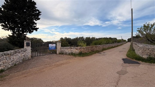 Villa In Fase Di Ristrutturazione, 4 Vani, Trullo e Garage. Poco Distante.